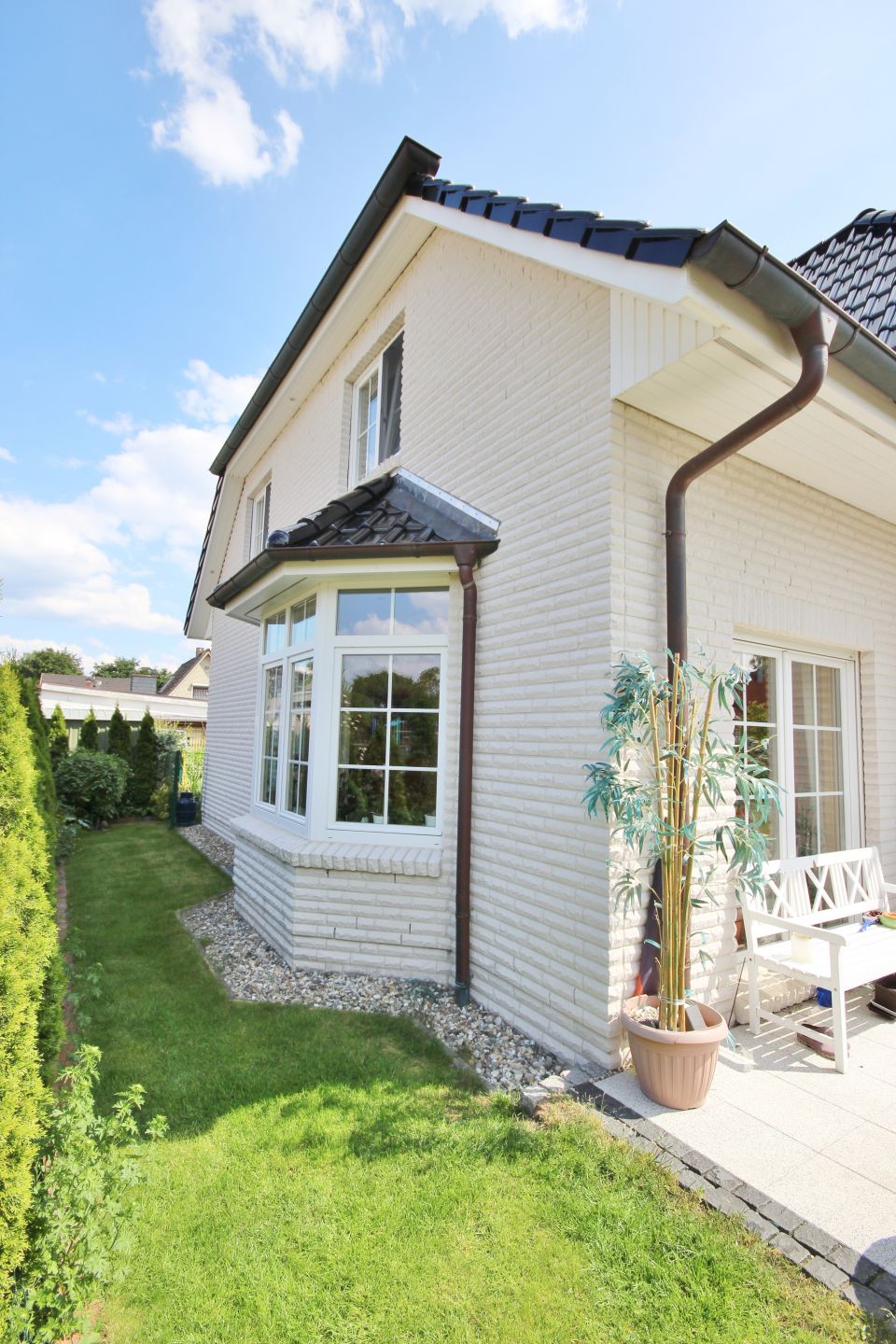 Helles Wohnhaus mit Garten Helles Wohnhaus mit Garten